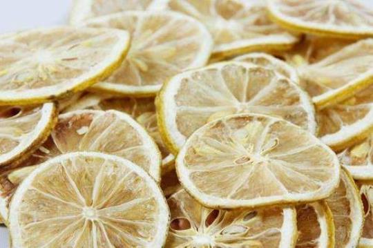 干柠檬片的功效与作用 柠檬泡水喝有什么作用与功效